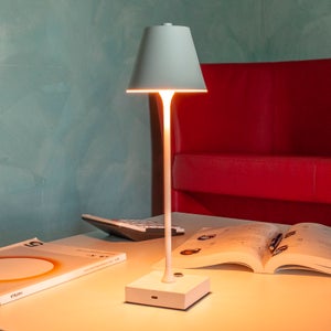 Lampe de table TACTILE, LED 270 lumens (=28 watts), Dimmable, sur batterie  rechargeable, Rouille Corten