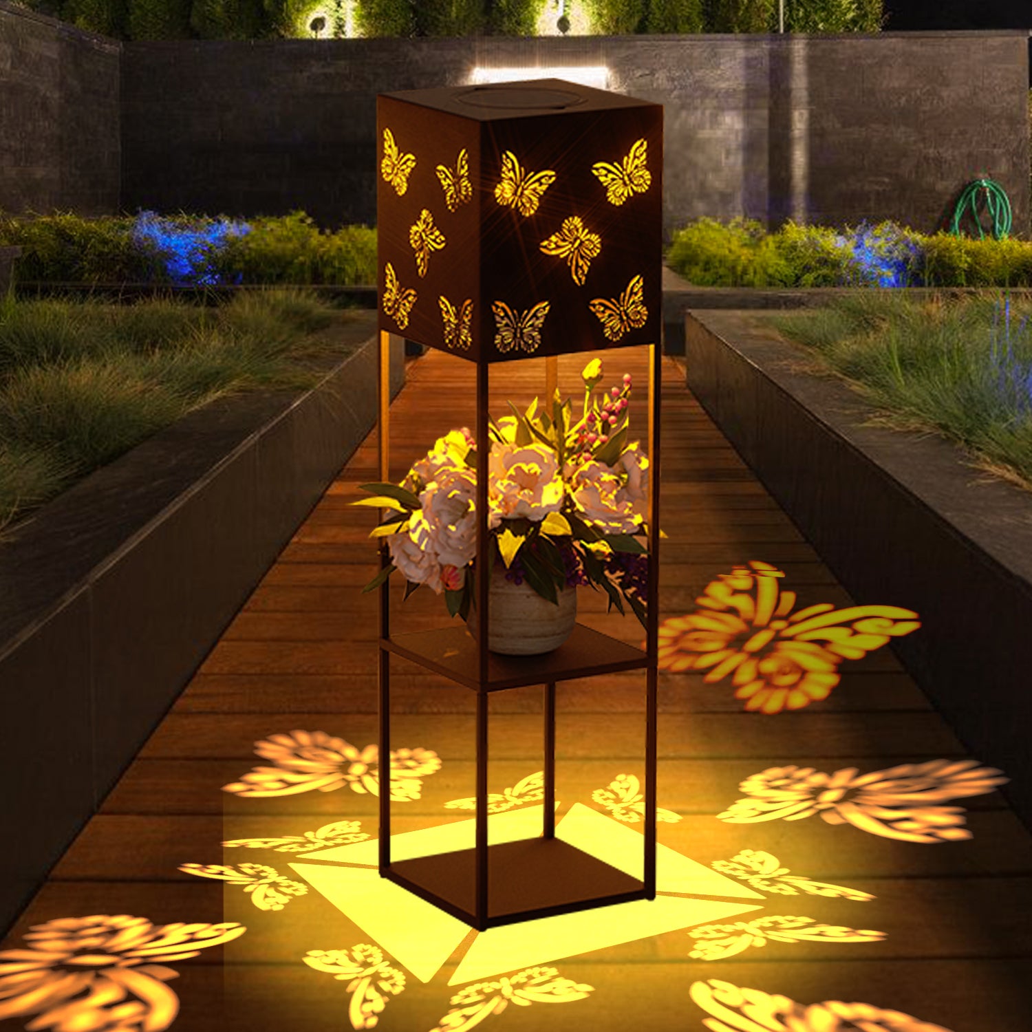 Phare fabriqué avec des pots de fleurs pour décorer le jardin. Lampe solaire  sur le dessus #PotDeFleur #Garden …