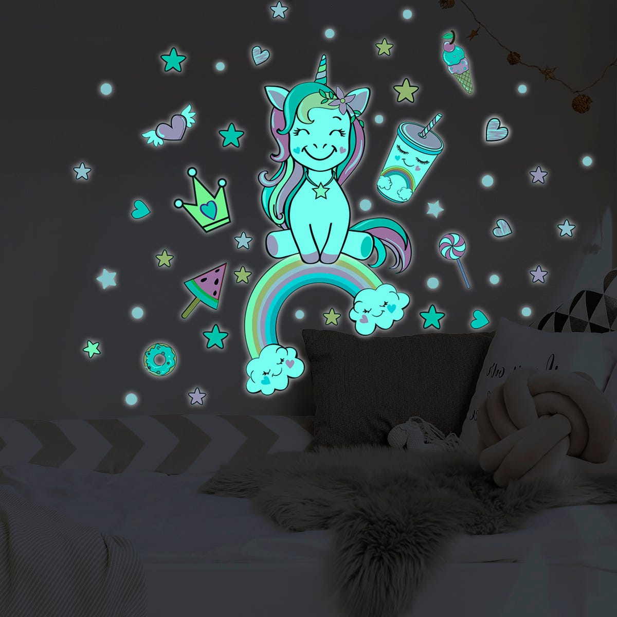 Sticker phosphorescent lumineux - LICORNE REINE DES FRIANDISES -  Autocollant mural plafond enfant fluorescent - 120x120cm