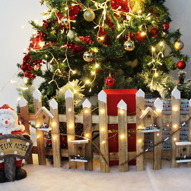 Petite Maison En Bois De Noël Avec Décoration D'arbre De Noël à L'intérieur  De La Clôture