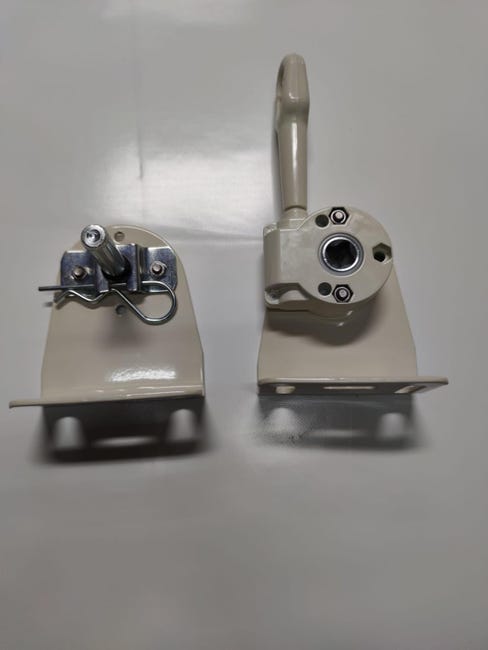 Ulteriore coppia staffe ancoraggio per tenda da sole modello 3000 e 7000 attacco a parete Ulteriore coppia staffe ancoraggio per tenda da sole modello 3000 e 7000 attacco a parete
