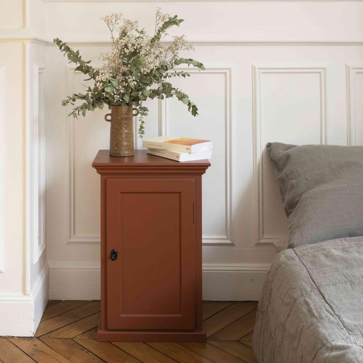 Tavolino laterale a forma di S in rovere: minimalista, solido e fatto a mano, comodino in legno massello per la camera da letto, con specchio, fascino