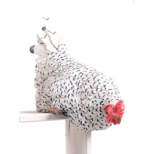 Sculpture et statue de jardin Farmwood Animals - Poule couvant avec poussin  en résine 17 x 23 x 19 cm blanc