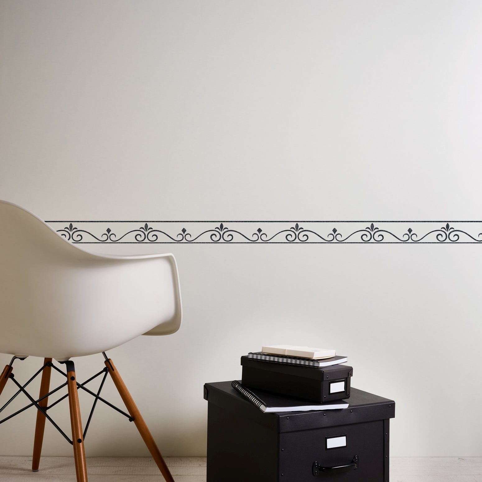 Frise papier peint blanc & noir anthracite pour salon, Frise tapisserie  motif fleur de lys pour chambre, Frise murale blanche & noire