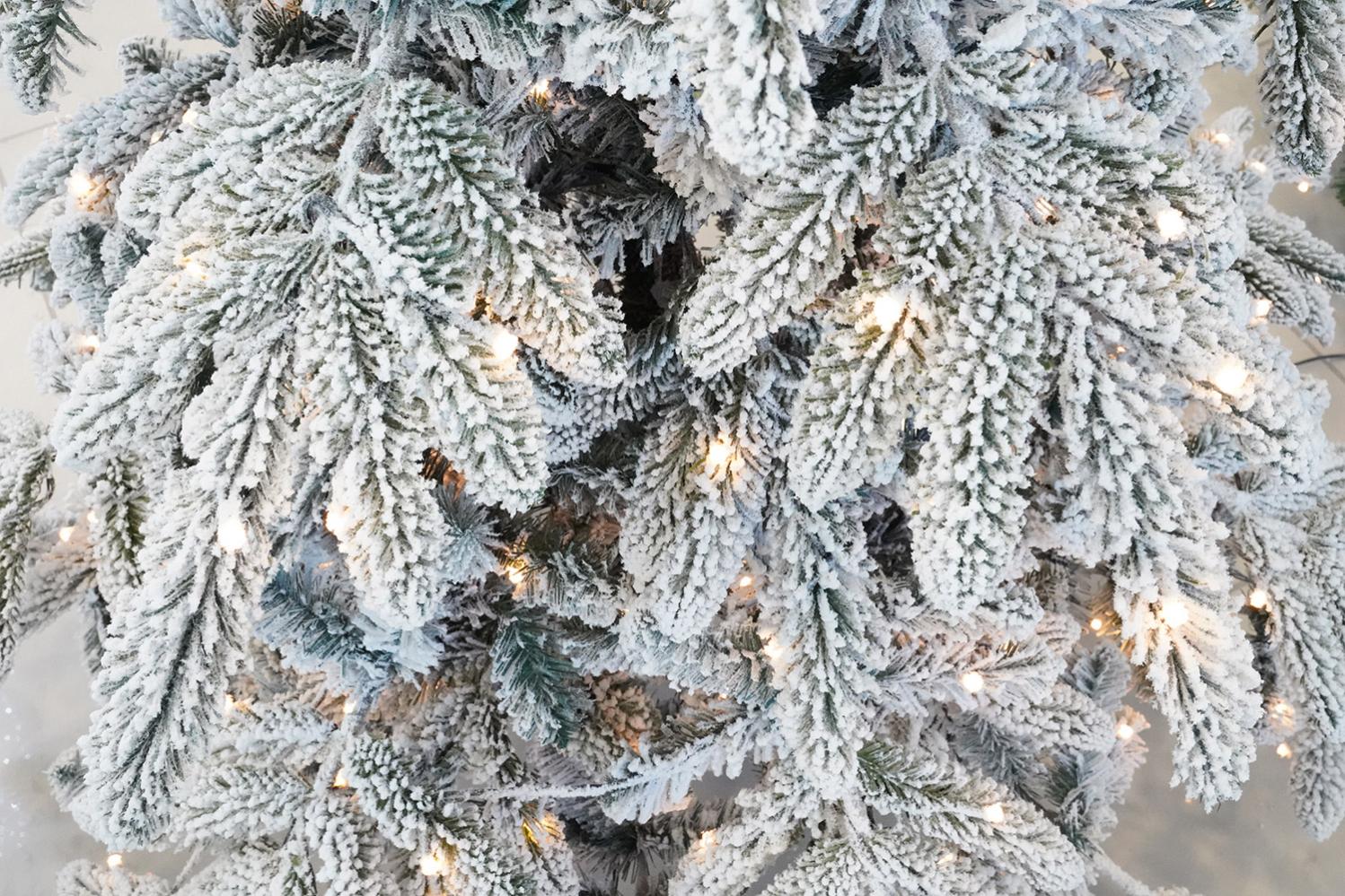 Albero di Natale Artificiale Innevato 240 cm 55 Rami con 450 LED
