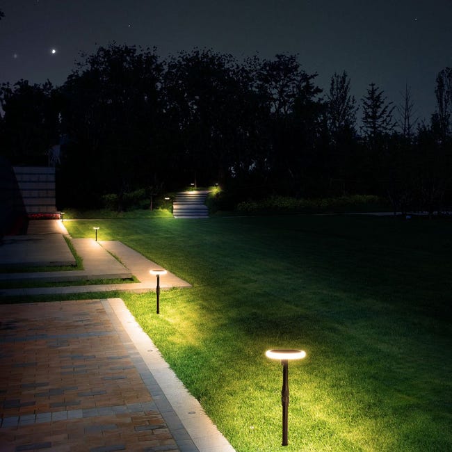 Los mejores focos solares para iluminar tu terraza o jardín
