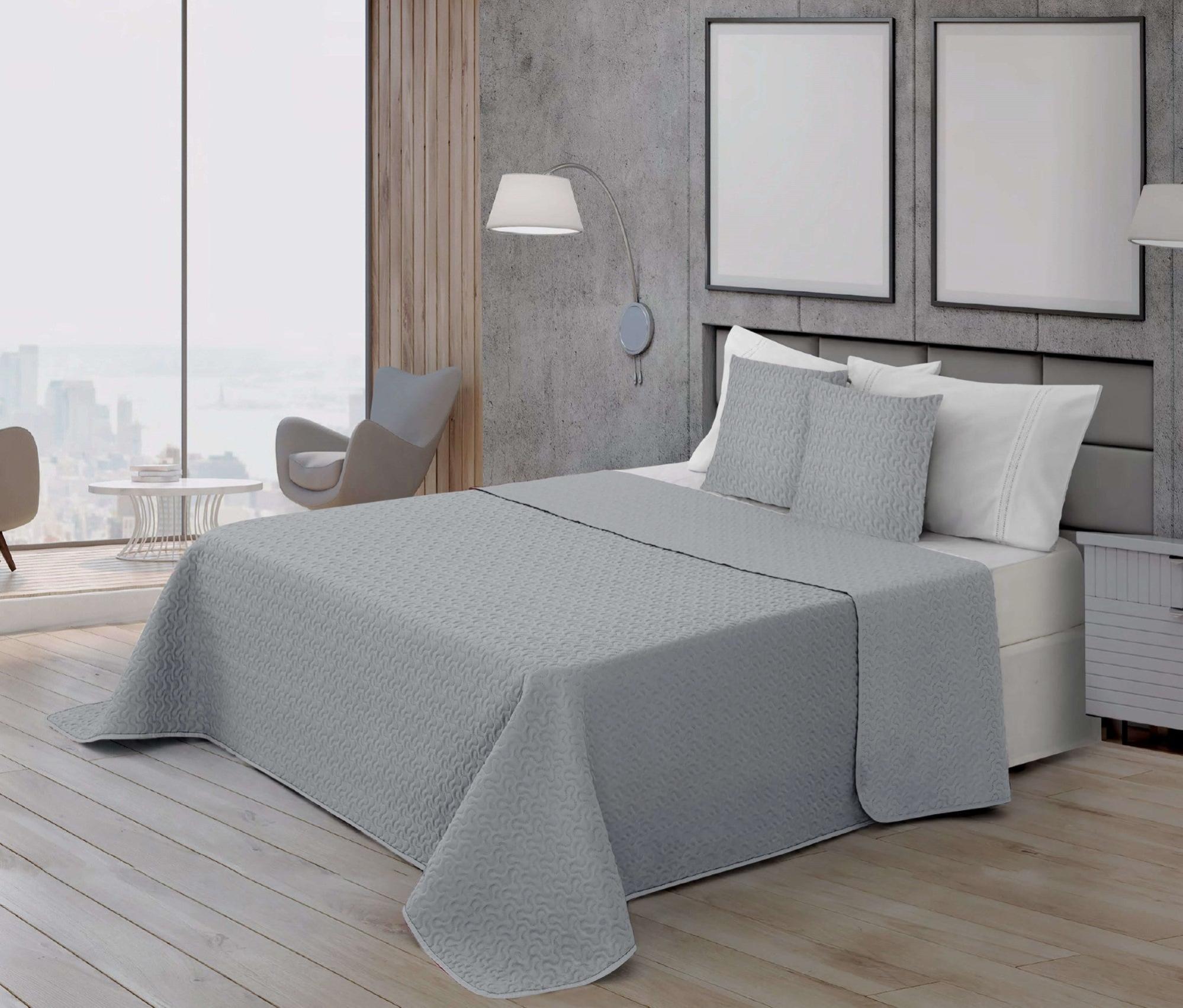 Copriletto Microsatin BELUM Bouti – Modello Argento, 100g, Per Letto 150/160, Extra Morbido, 250x270 Cm, Utilizzabile Tutto L'Anno
