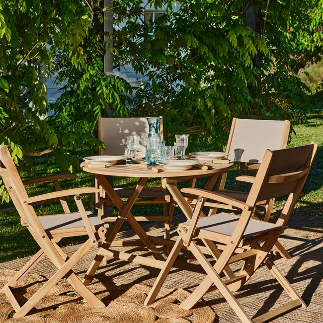 Mesa y sillas plegables para jardín. Muebles beige para jardín.