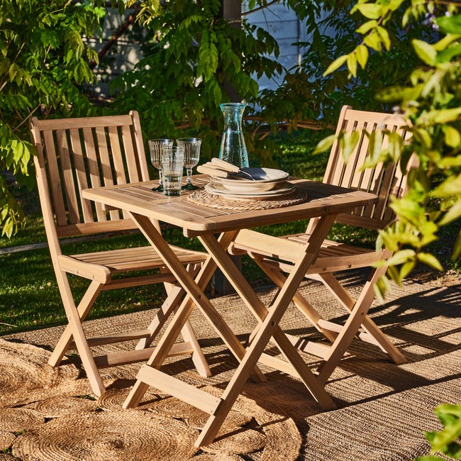 Mesas y sillas perfectas para equipar tu jardín o terraza, sea