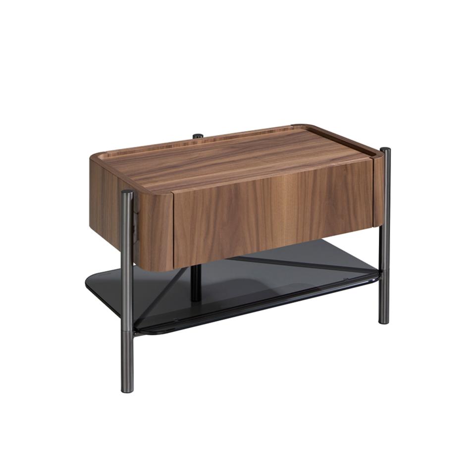 Mesita noche de madera chapada en nogal 65 x 39 x 39 cm.