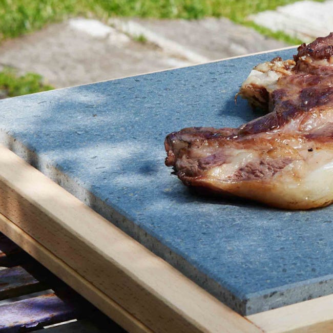 Tagliere in legno con pietra lavica per cucinare