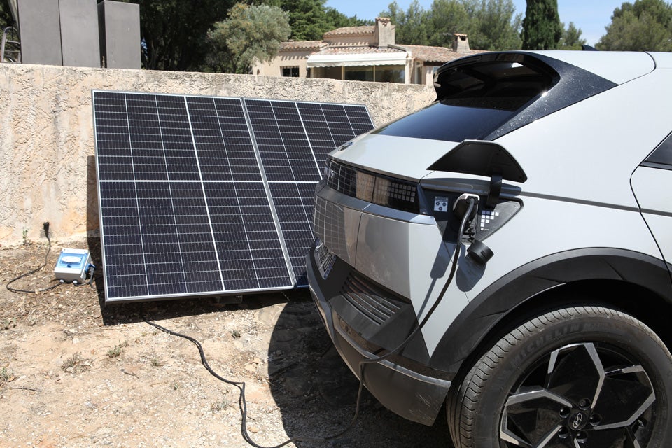 Borne de recharge solaire pour véhicule électrique