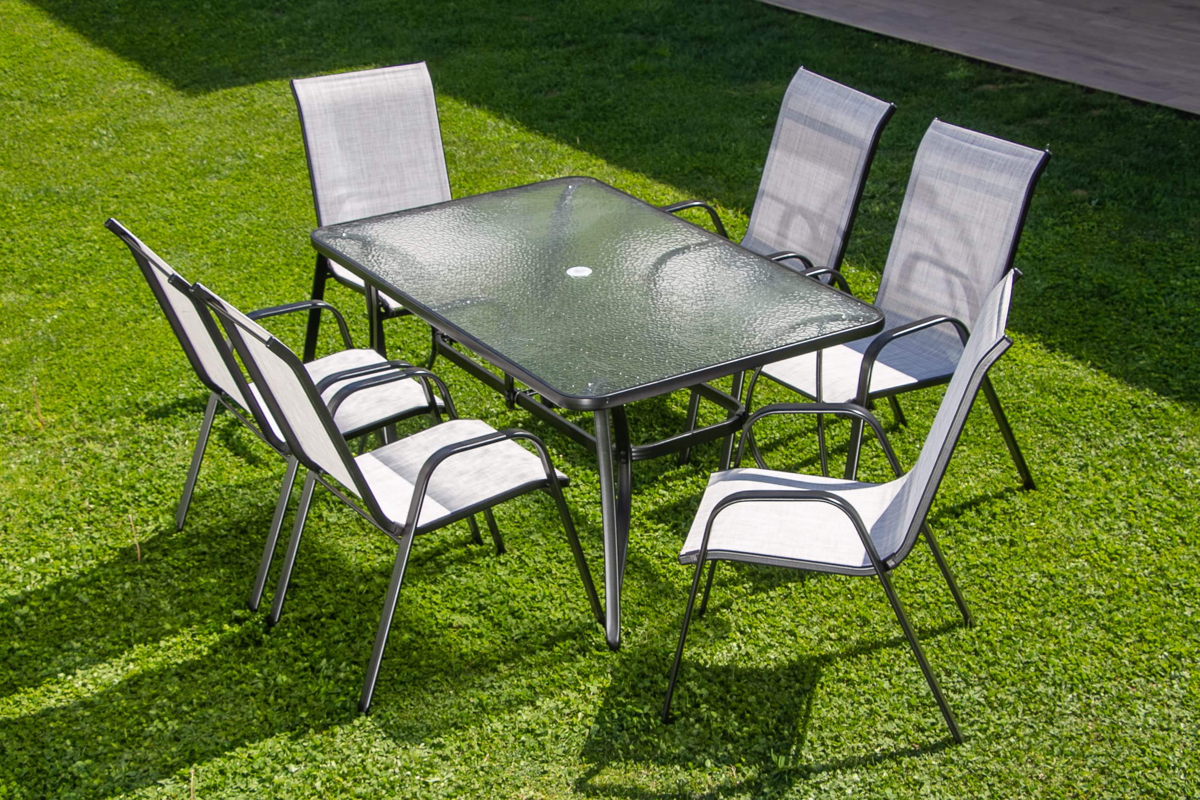 sillas de jardín y mesa con sobre de cristal cerámico
