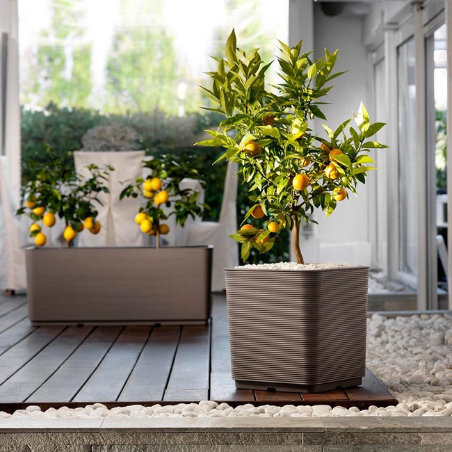 Vaso moderno ''Pixel'' in plastica da esterno per fiori e piante. /  Cappuccino