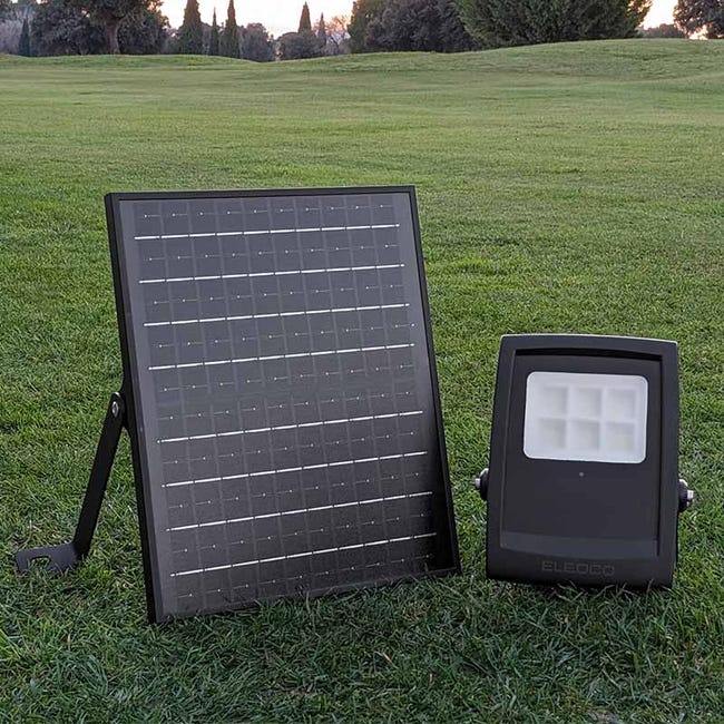 Foco Solar 64W con 2 Proyectores Led, ELEDCO, Luz Cálida 2700K, Mando a  distancia, Autonomía 8-15 Horas