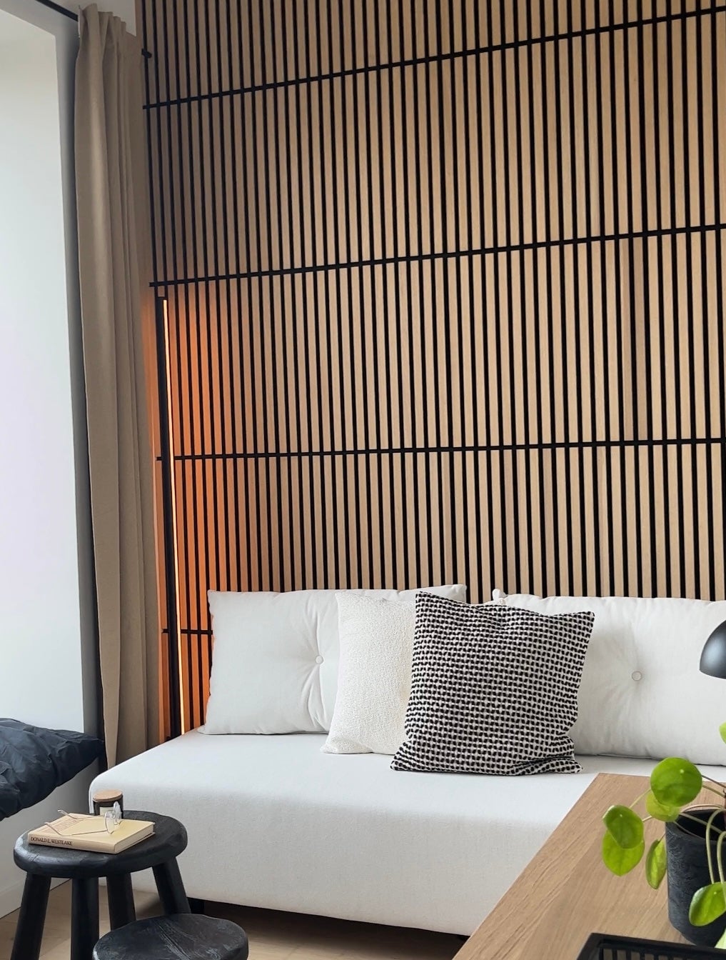 Panneaux acoustiques décoratifs muraux Pro avec châtaignier fumé de Nordic Acoustics en 240x60cm