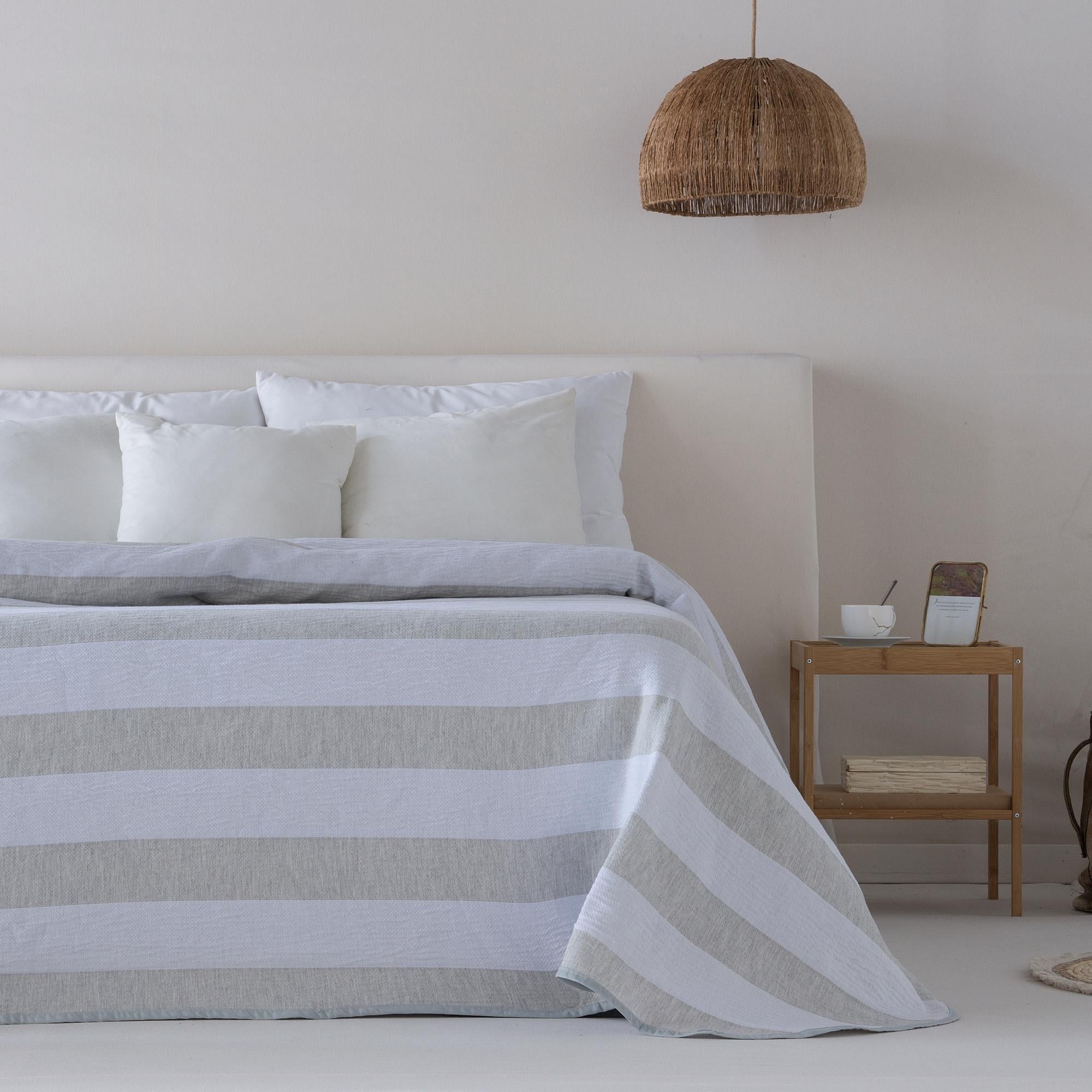 Couvre-lit réversible en jacquard de coton Alessia Bleu - lit 180 cm - 270x270 cm | Leroy Merlin Couvre-lit réversible en jacquard de coton Alessia Bleu - lit 180 cm - 270x270 cm | Leroy Merlin