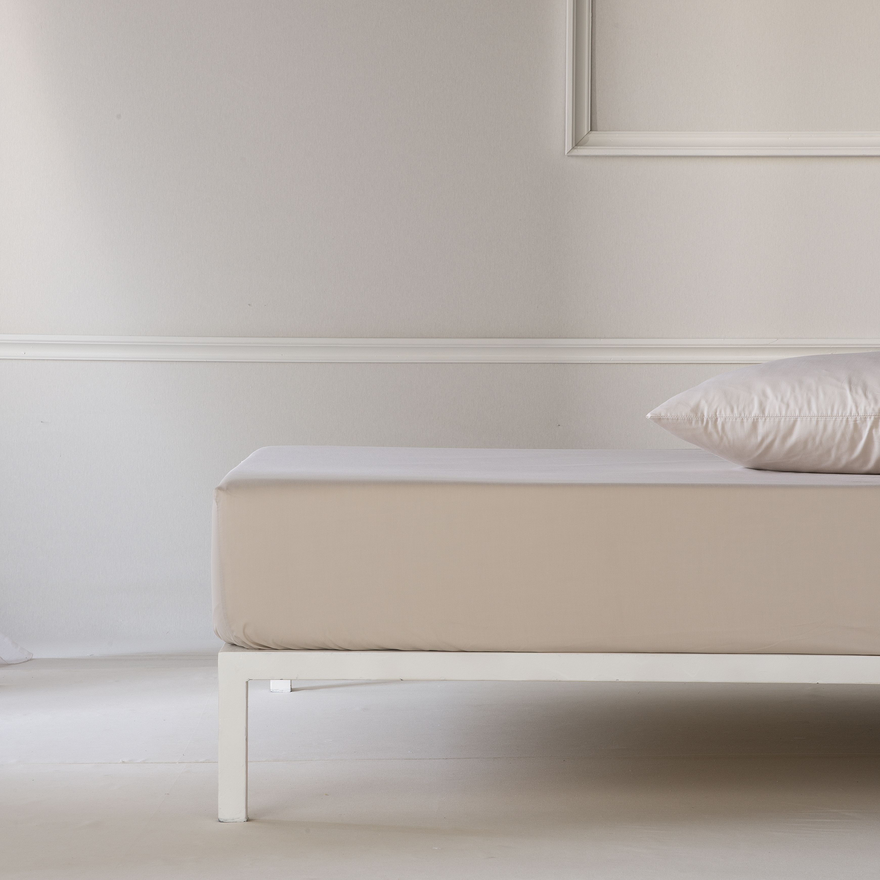 Sábana bajera ajustable lisa arena cama 135 cm - 135x200 cm, algodón 200 hilos.