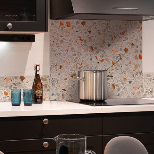 Panel antisalpicaduras de aluminio ignífugo satinado para cocina Terrazo  Naranja 900x700mm