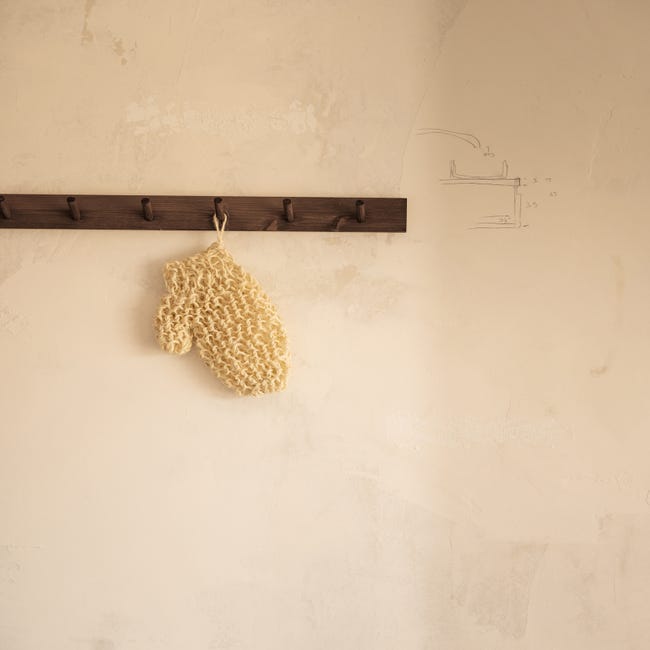 Colgador de pared de madera maciza en tono natural de 61x9,5cm