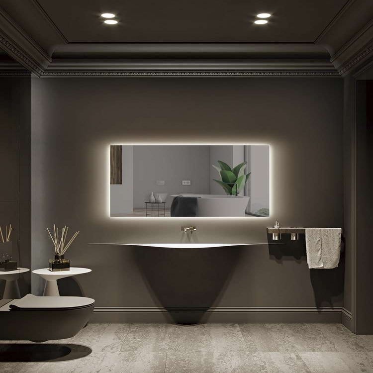 Baño de diseño minimalista. Espejo con luz de led traserea para