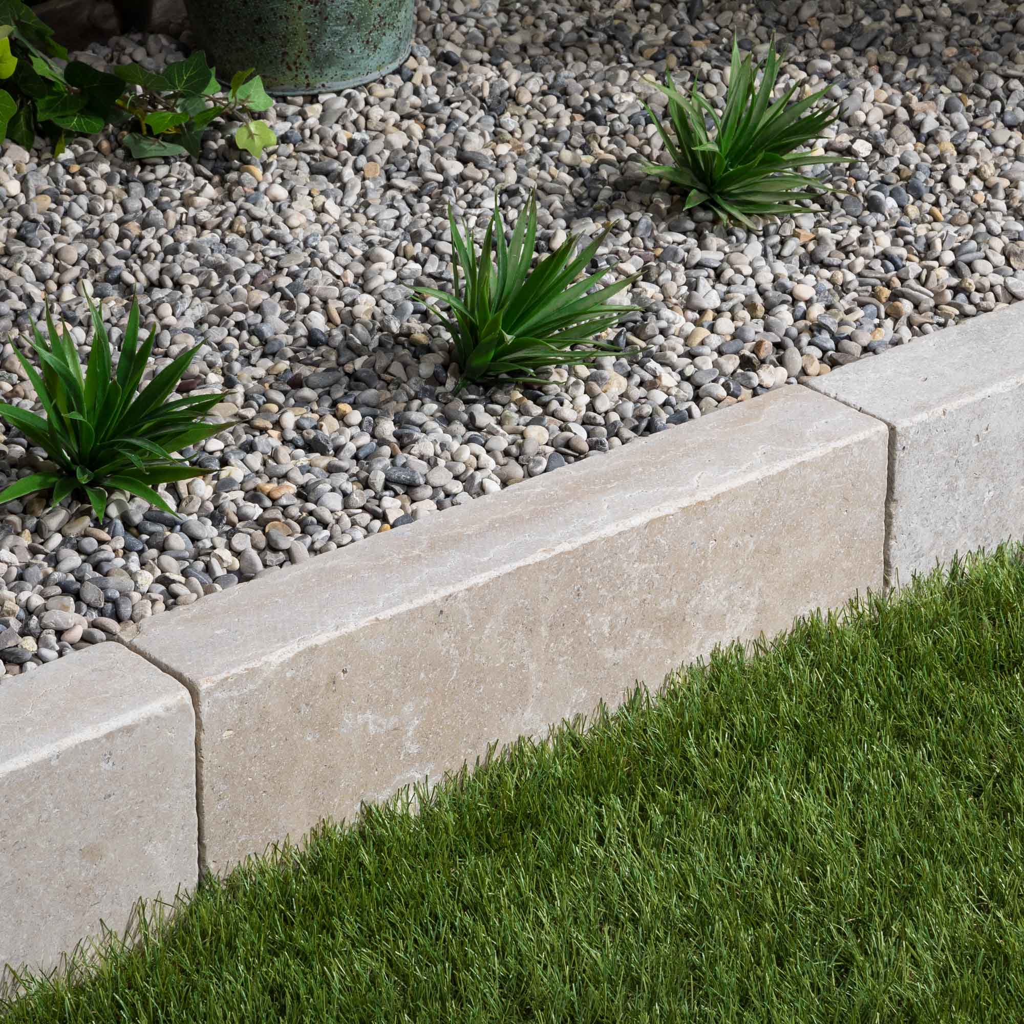 Comment poser une bordure de jardin en pierre ?