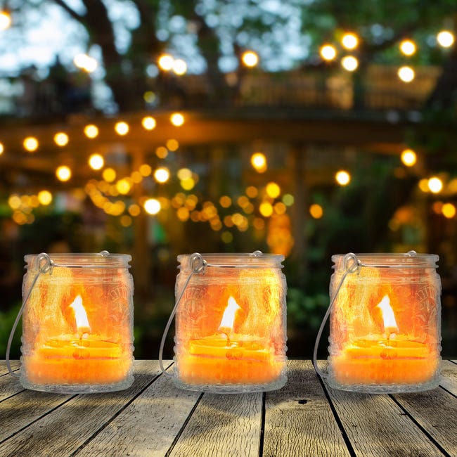 Un set di candele aromatiche diverse in vasetti di vetro marrone