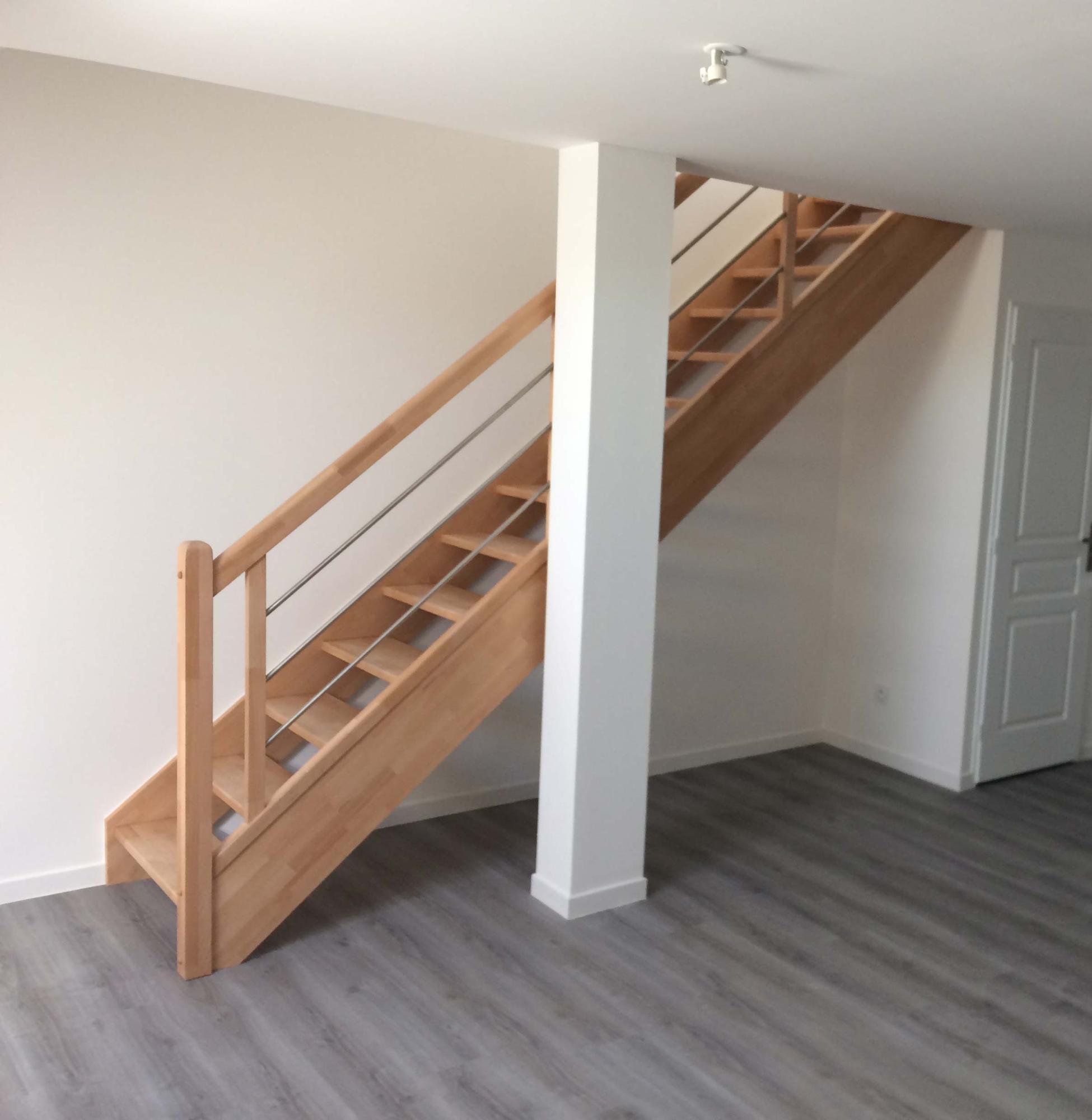 Escalier droit Contemporain en Hêtre, sans contremarche, avec rampe à droite Hauteur 2.68m à 2