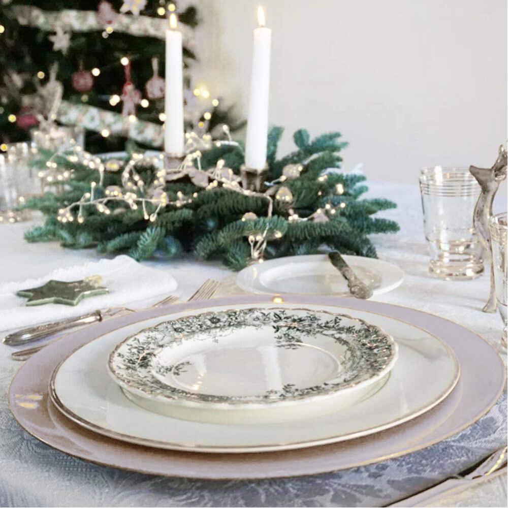 Set Di 6 Sottopiatti Natalizi In Plastica - Bordo Con Fiocchi Di Neve Oro, Diametro 33 Cm