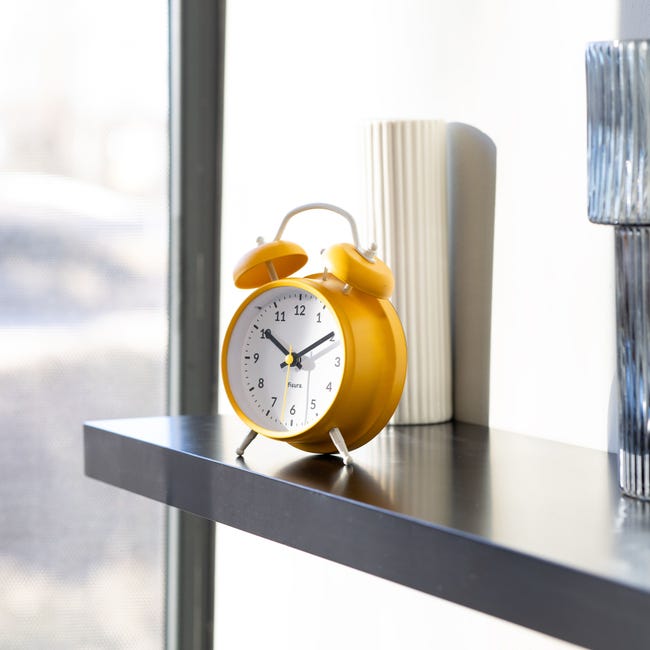 Fisura – Reloj despertador analógico amarillo y blanco sin tic-tac. Reloj  despertador con luz LED nocturna. Medidas: 11,7 x 5,5 x 16 cm