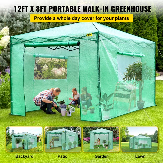 Une Tente Sur Une Terrasse En Bois Dans Un Jardin Avec Une Couverture  Verte.