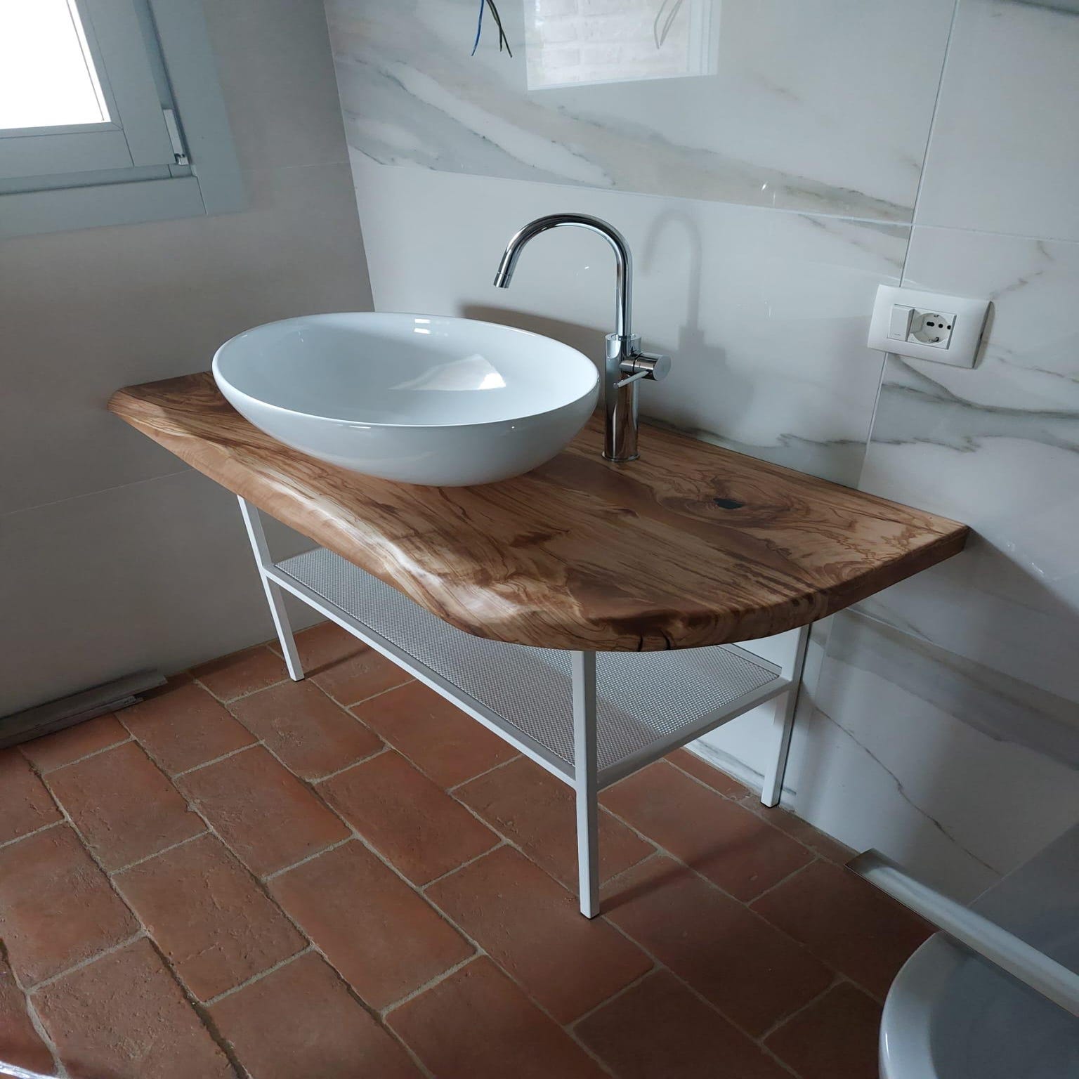 Mensola top da bagno in legno antico con lavabo