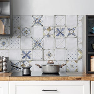 Once vinilos que imitan azulejo para estrenar salpicadero en la cocina