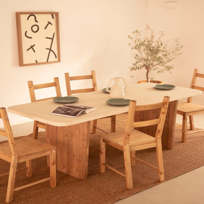 Table de salle à manger ronde en microciment de couleur blanc cassé avec  des pieds en bois de chêne foncé en différentes taille