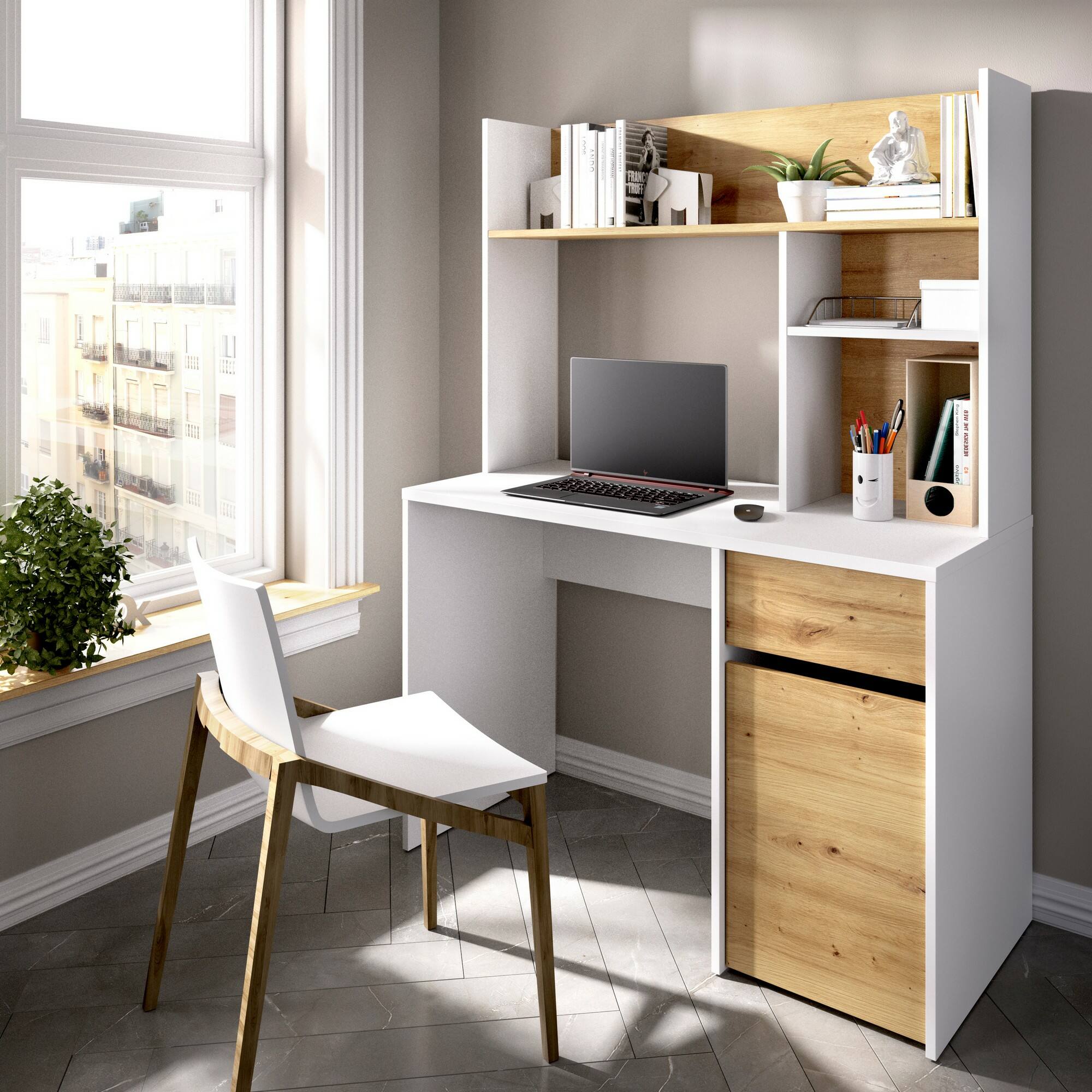 Los escritorios con estanterías son ideales para ahorrar espacio