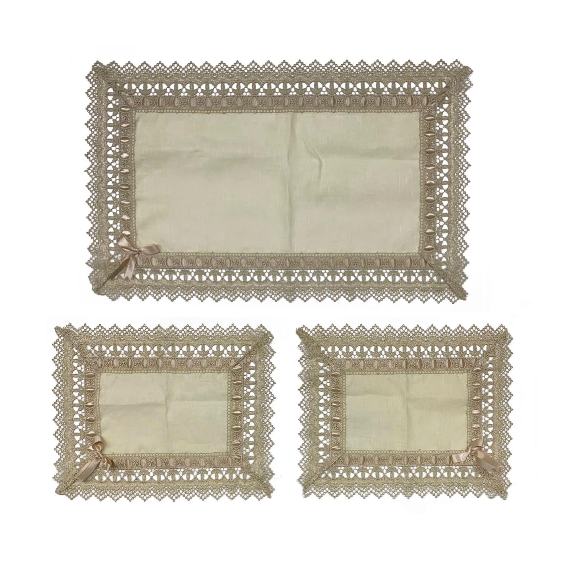 Set 3 Centrini E Runner Renato Balestra - Gioiello Bordo - Eleganza Per Tavolo E Mobile (Nero, Panna, Bodeaux, Oro)