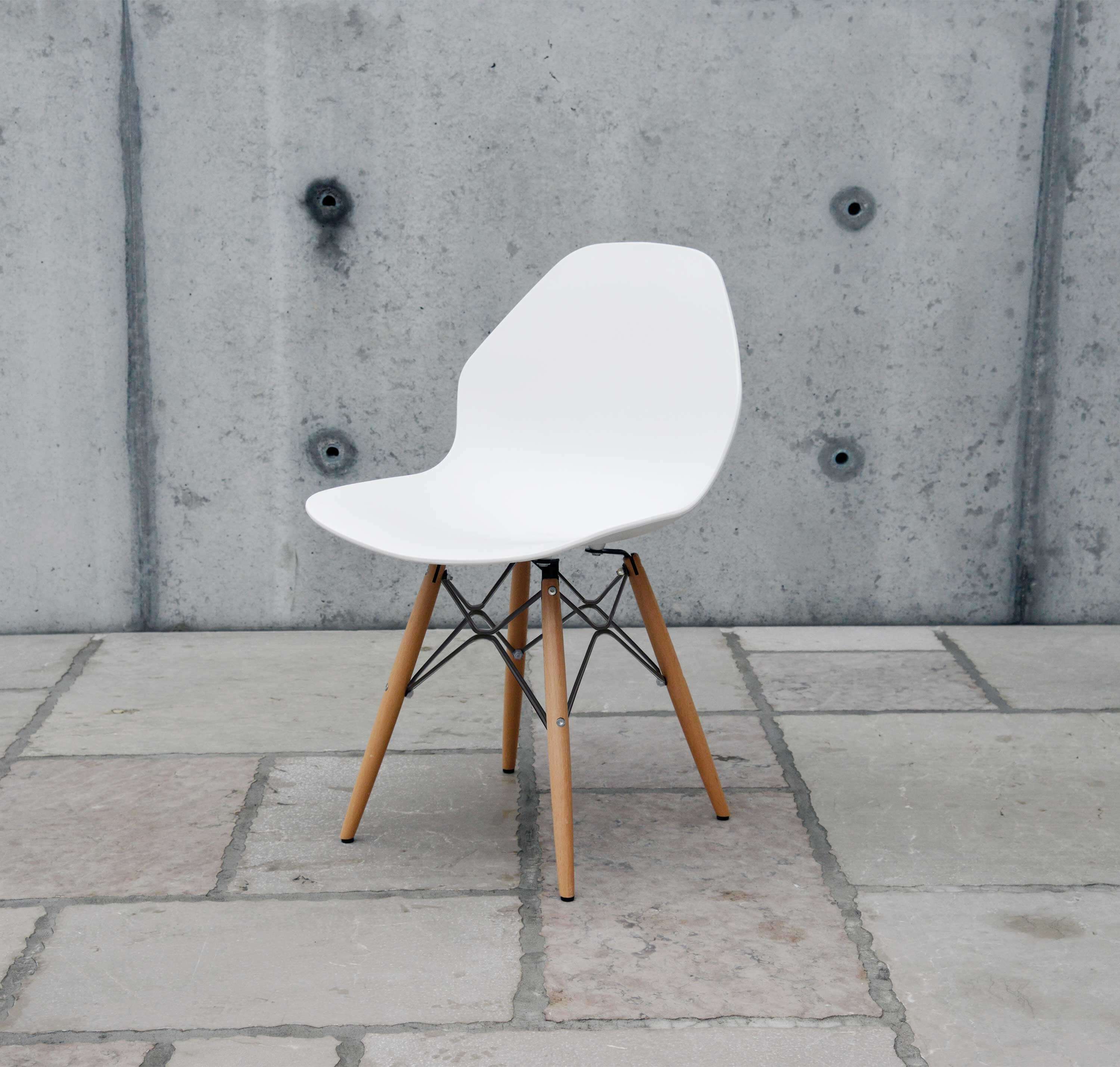 Chaise Intérieure Blanche Avec Structure En Bois Et Tirages En Acier ...