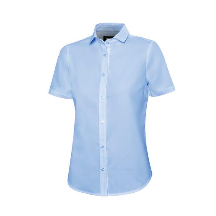 Chemise bleue pour femmes avec une texture lisse et un col classique 19028 Chemise bleue pour femmes avec une texture lisse et un col classique 19028