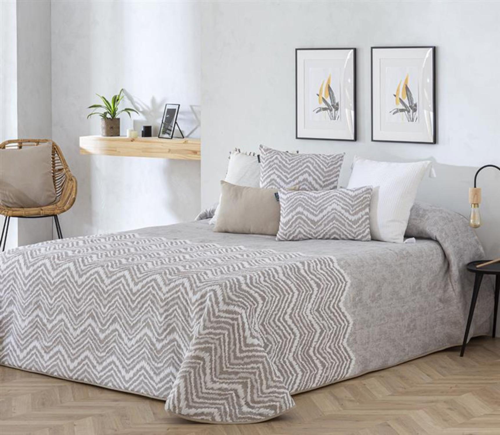 Bouti jacquard bilbao beig de diseño colcha acolchada con relleno de 100 gr para cama de 160 cm