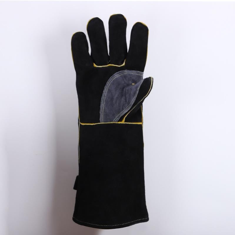 Le gilet pare-balles Kevlar de l'armée se trouve sur un fond blanc