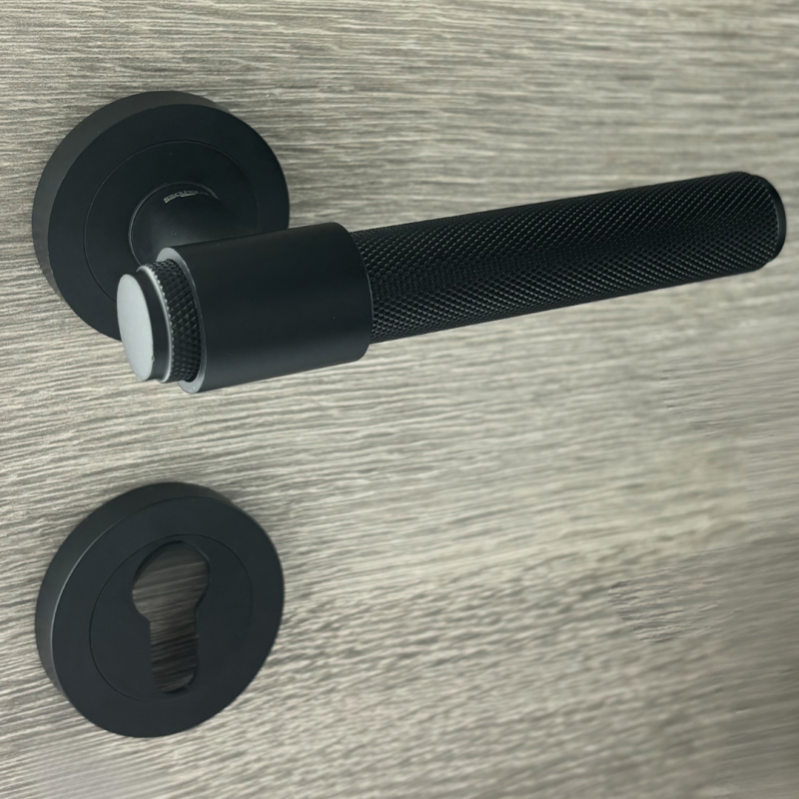Yale Coppia Di Maniglie Per Porta Su Rosone Verona, Colore Nero, Opaco Yale Coppia Di Maniglie Per Porta Su Rosone Verona, Colore Nero, Opaco