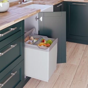 Cubos de basura en rieles bajo fregadero: orden y acceso