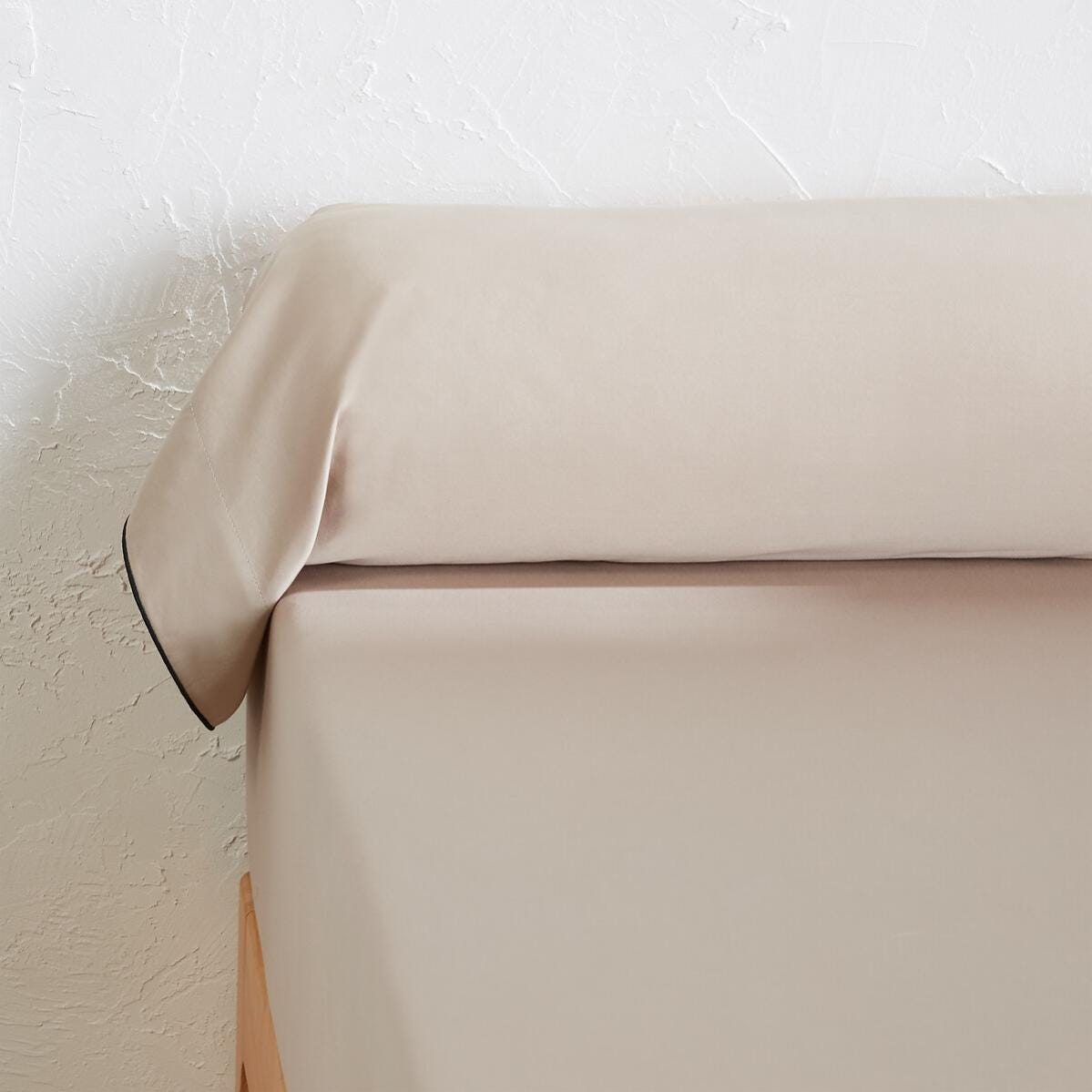 Taie de traversin satin de coton lavé, Victor uni - Cèdre - 85 x 185 cm Taie de traversin satin de coton lavé, Victor uni - Cèdre - 85 x 185 cm
