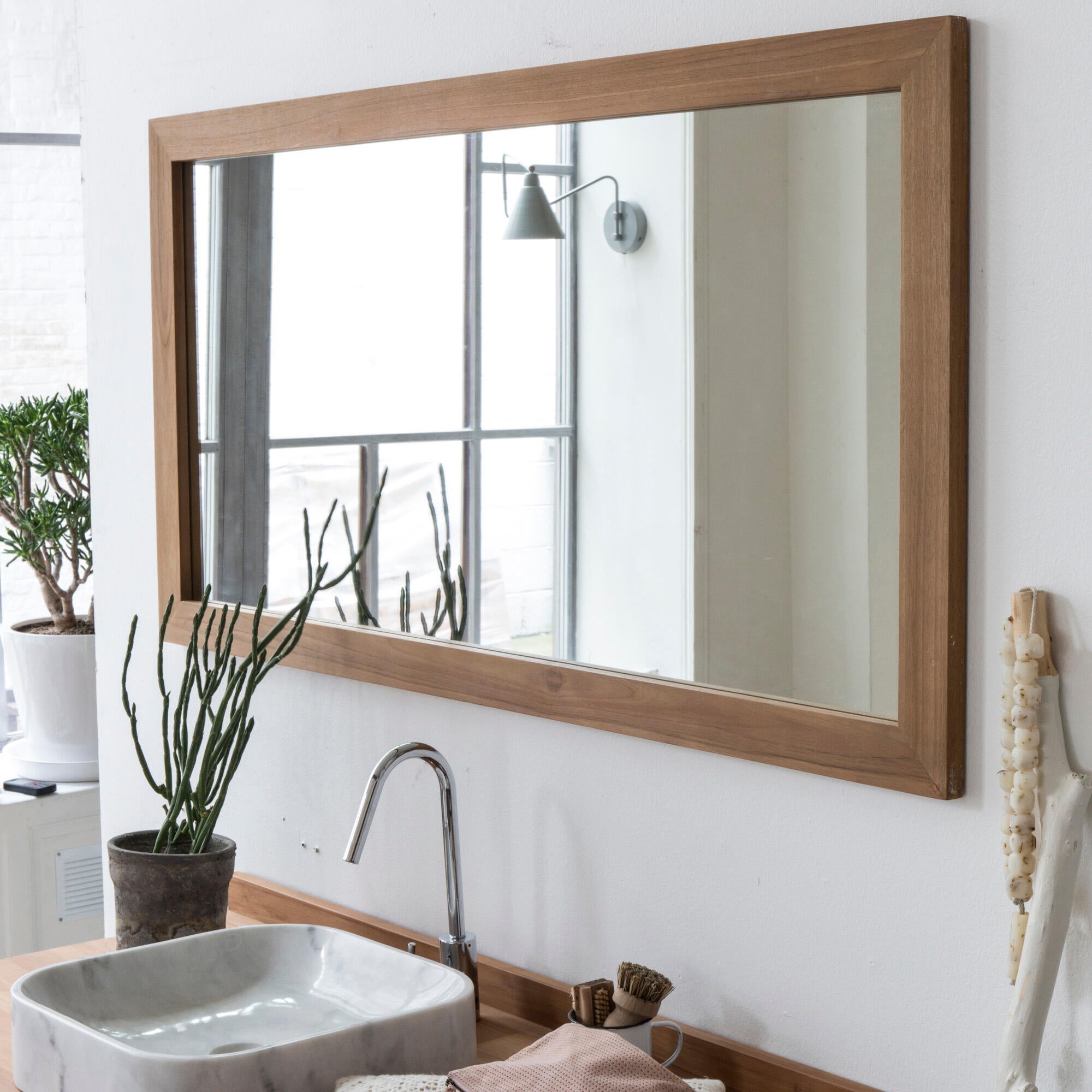 Деревянное зеркало в ванной