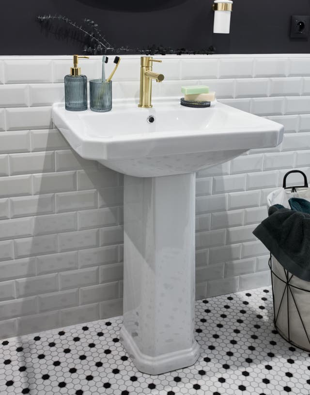 photo d'un lavabo blanc sur pied