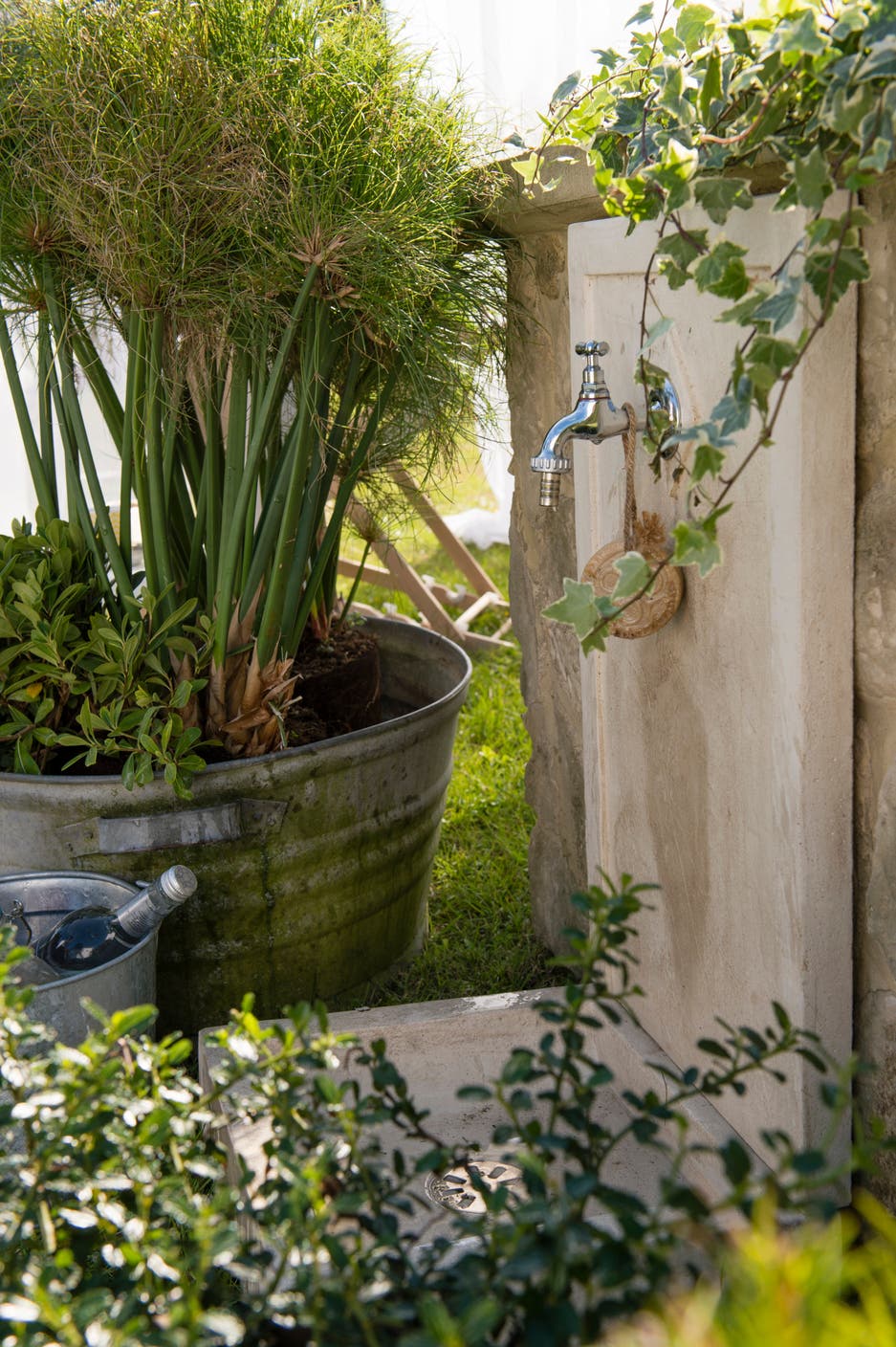 Un robinet de jardin beau et pratique