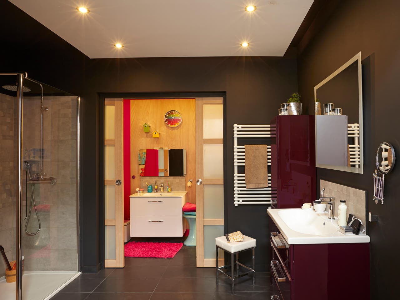 Diapositive Une salle de bains pour toute la famille avec un coin enfant