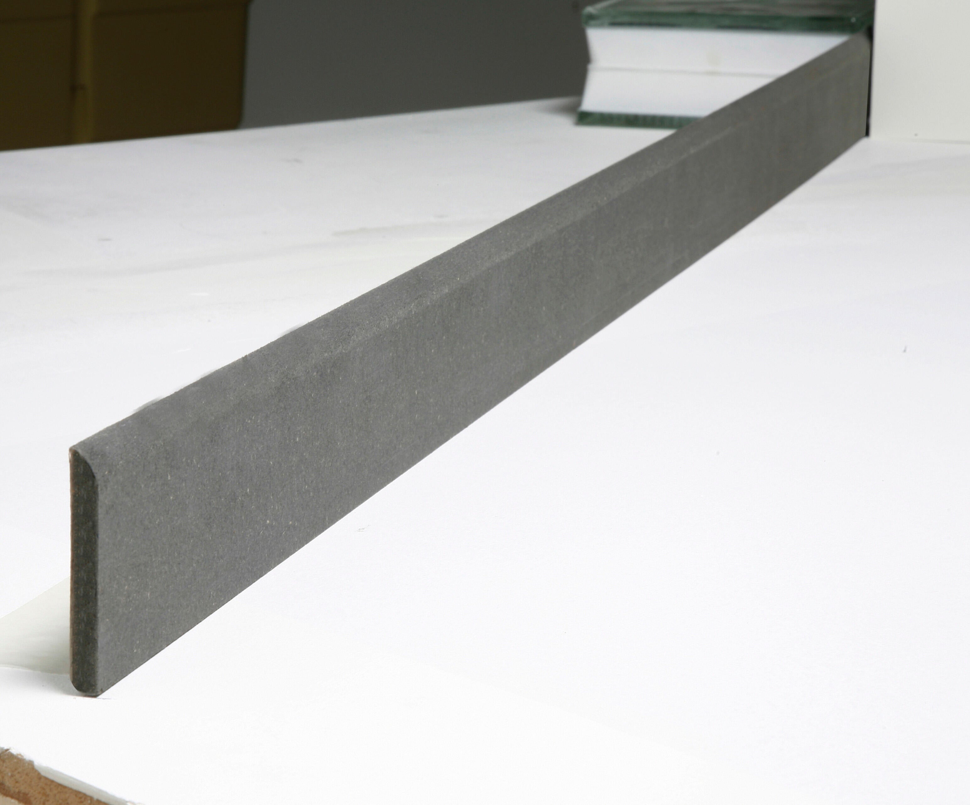 Plinthe médium (MDF) réversible gris foncé, 8 x 70 mm, L.2.44 m - 2