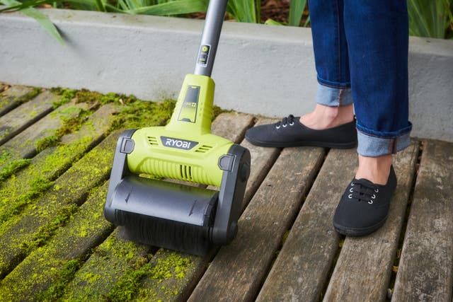 photo d'une terrasse nettoyé par un balai-brosse