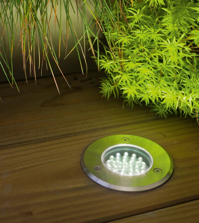 photo d'un spot encastré dans une lame de terrasse